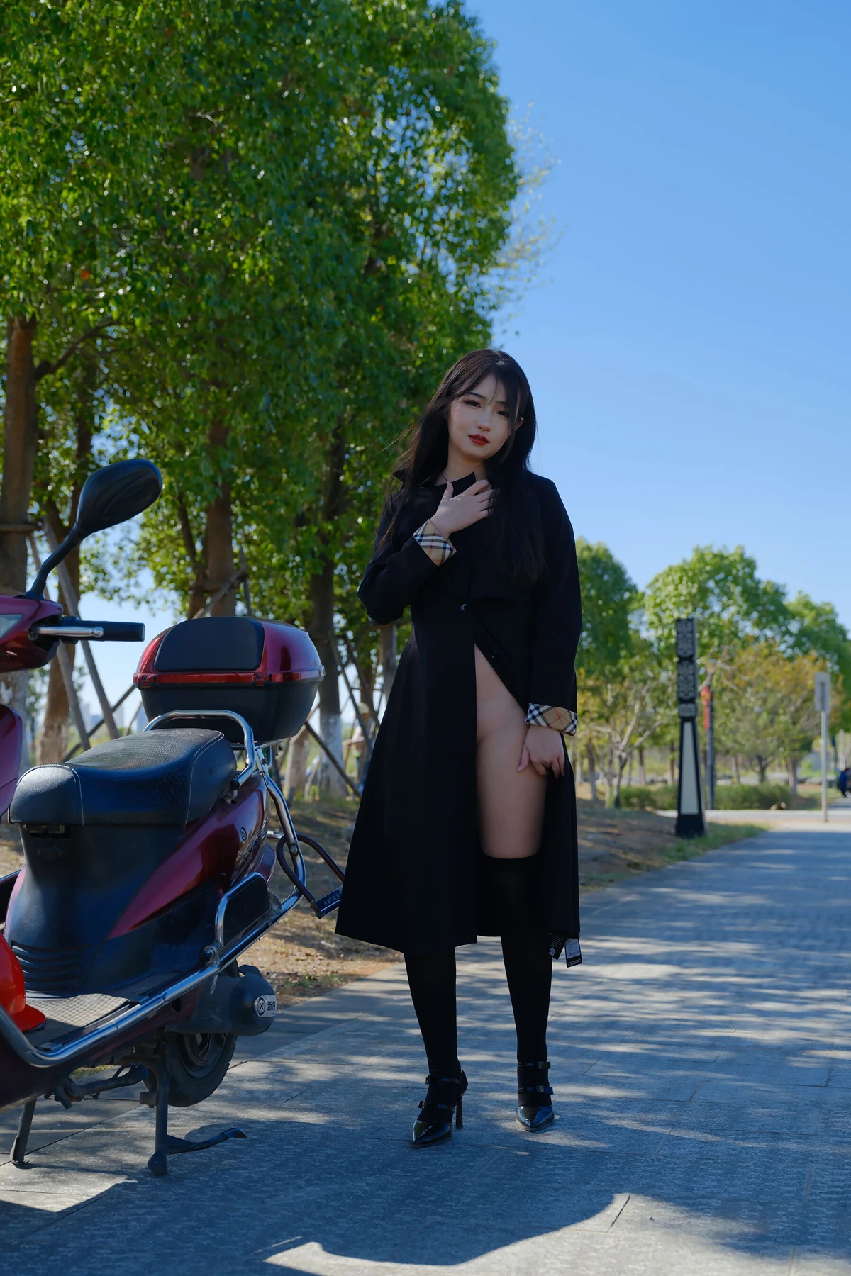 小泽 – 黑色丝袜女同事 户外露出 Set.01