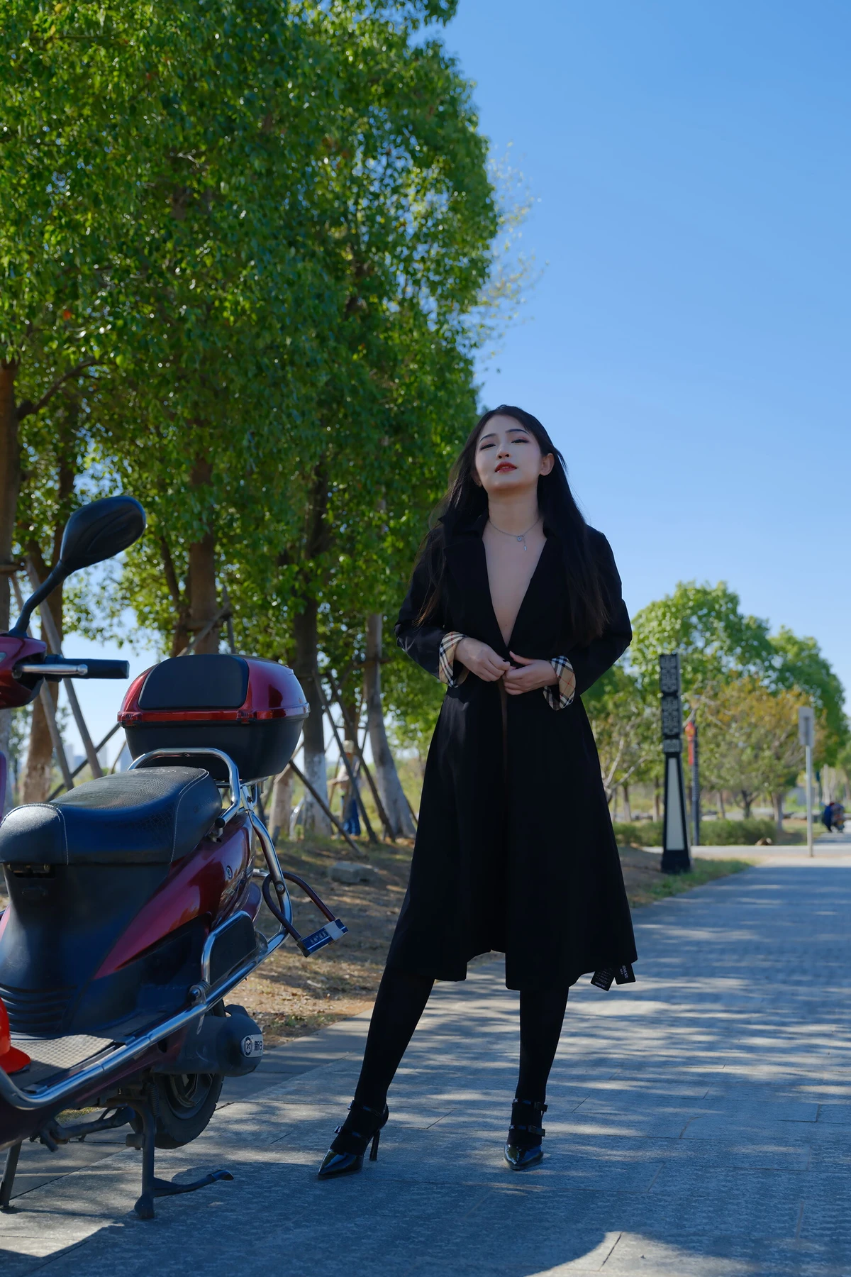 小泽 – 黑色丝袜女同事 户外露出 Set.01