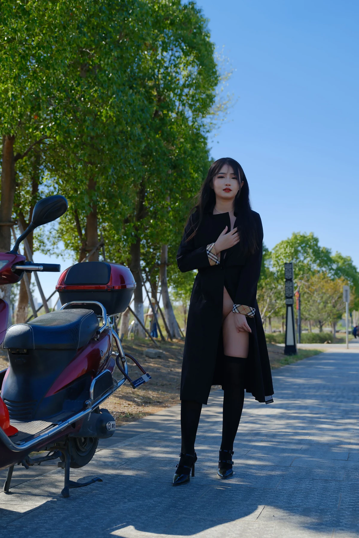 小泽 – 黑色丝袜女同事 户外露出 Set.01