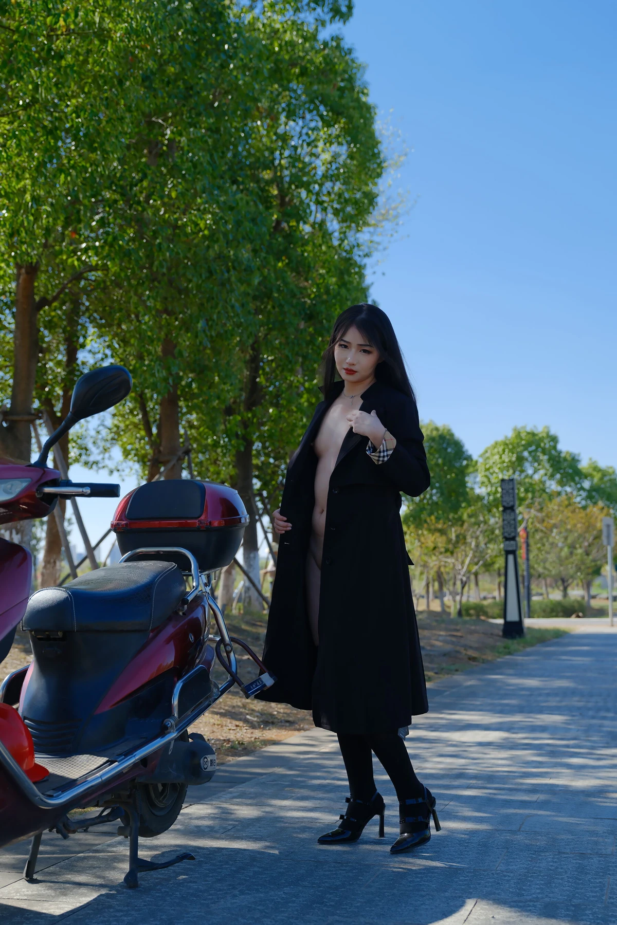 小泽 – 黑色丝袜女同事 户外露出 Set.01