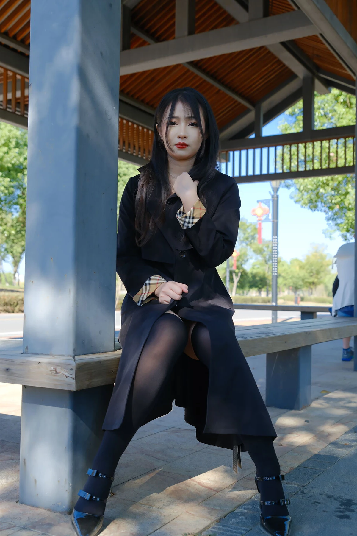 小泽 – 黑色丝袜女同事 户外露出 Set.02