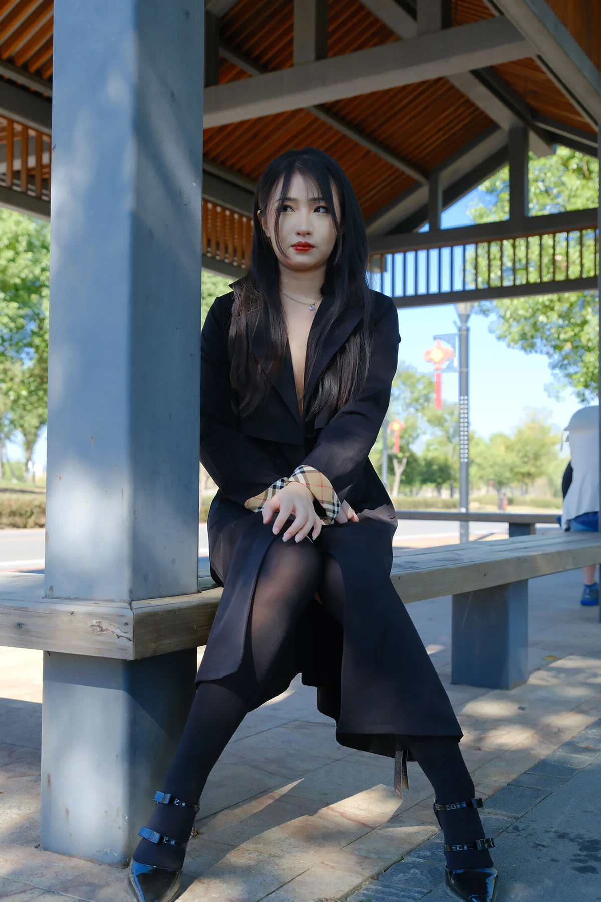 小泽 – 黑色丝袜女同事 户外露出 Set.02