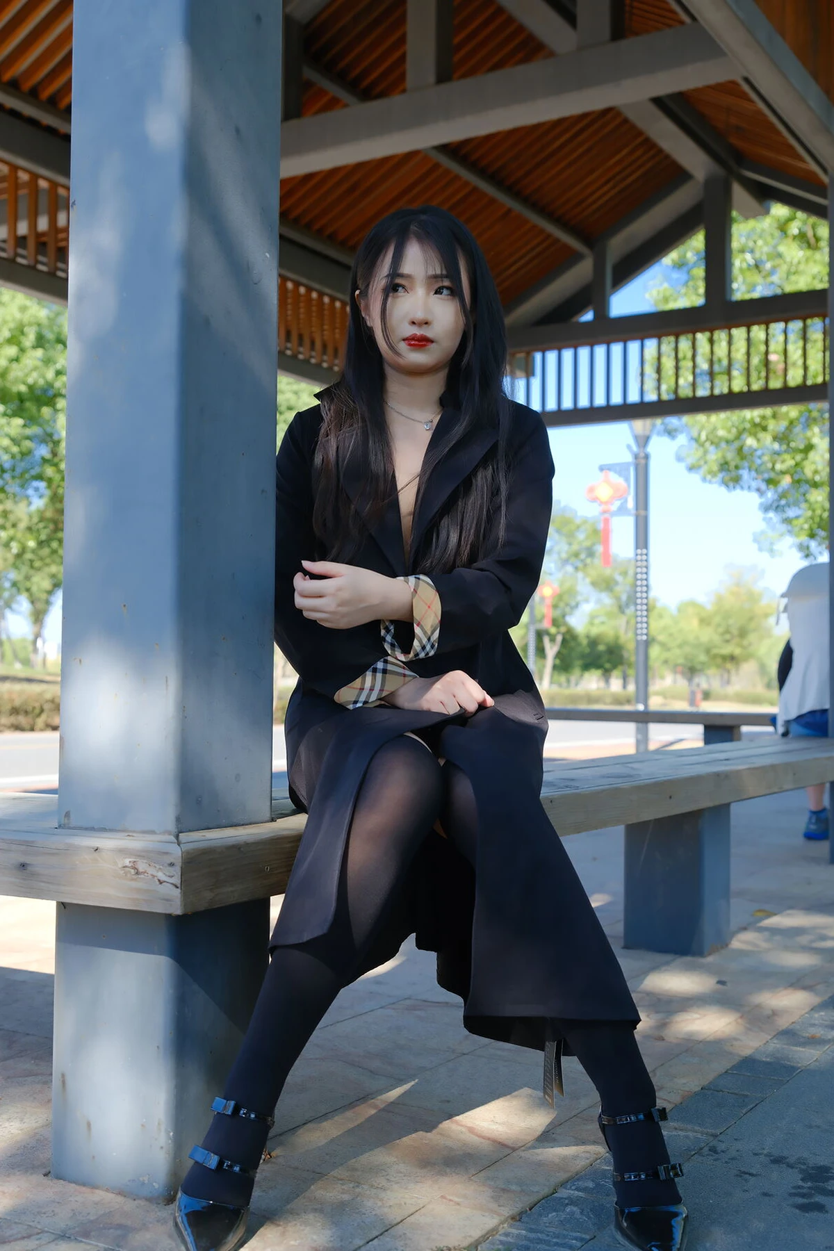 小泽 – 黑色丝袜女同事 户外露出 Set.02