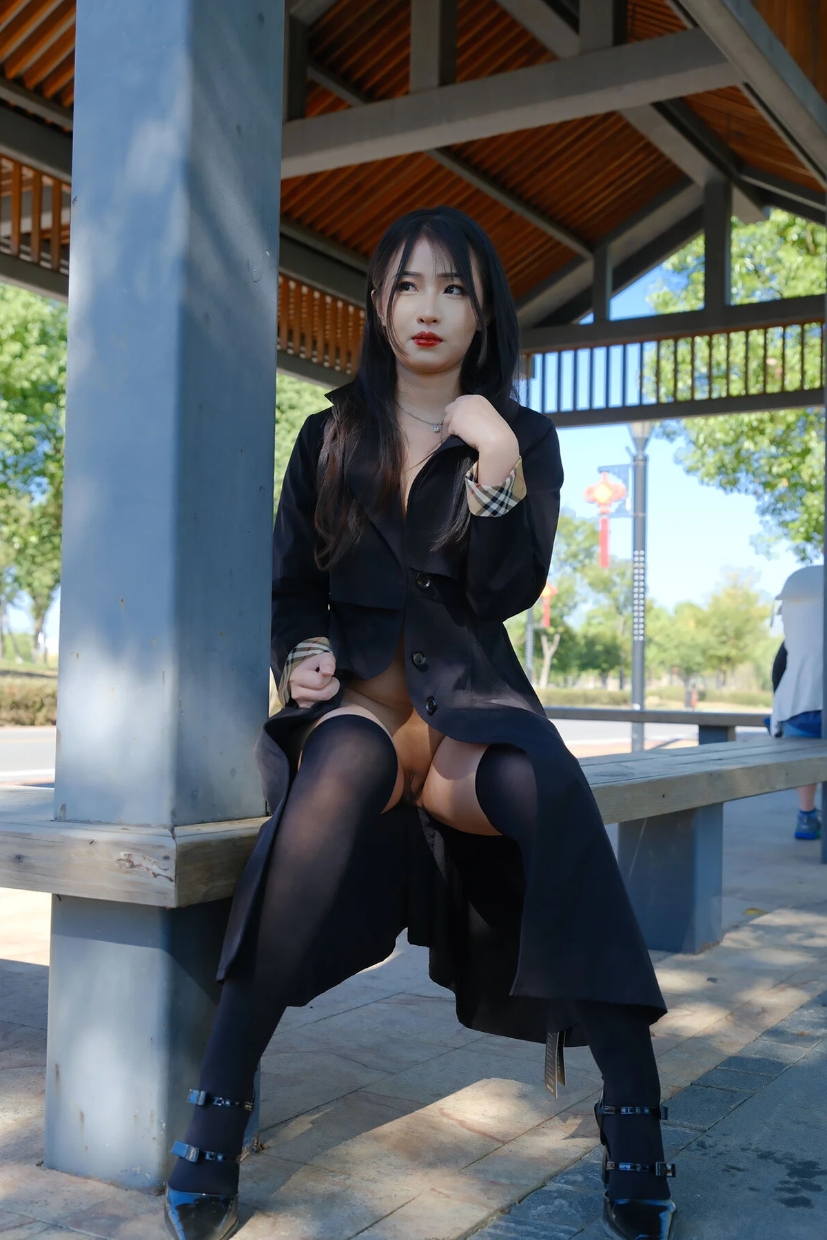 小泽 – 黑色丝袜女同事 户外露出 Set.02