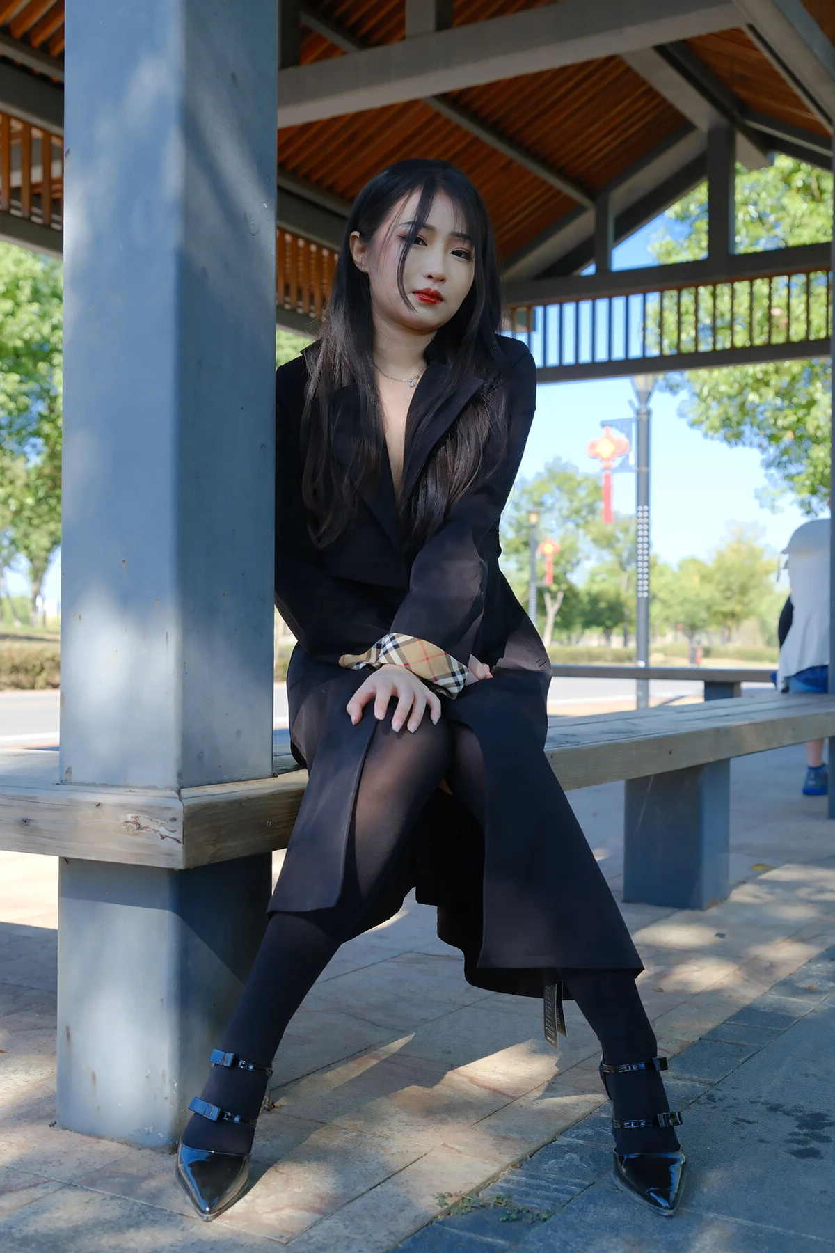 小泽 – 黑色丝袜女同事 户外露出 Set.02