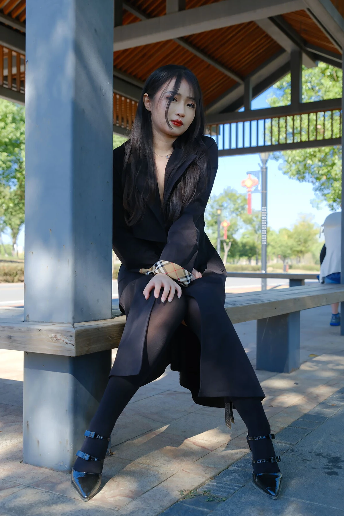 小泽 – 黑色丝袜女同事 户外露出 Set.02