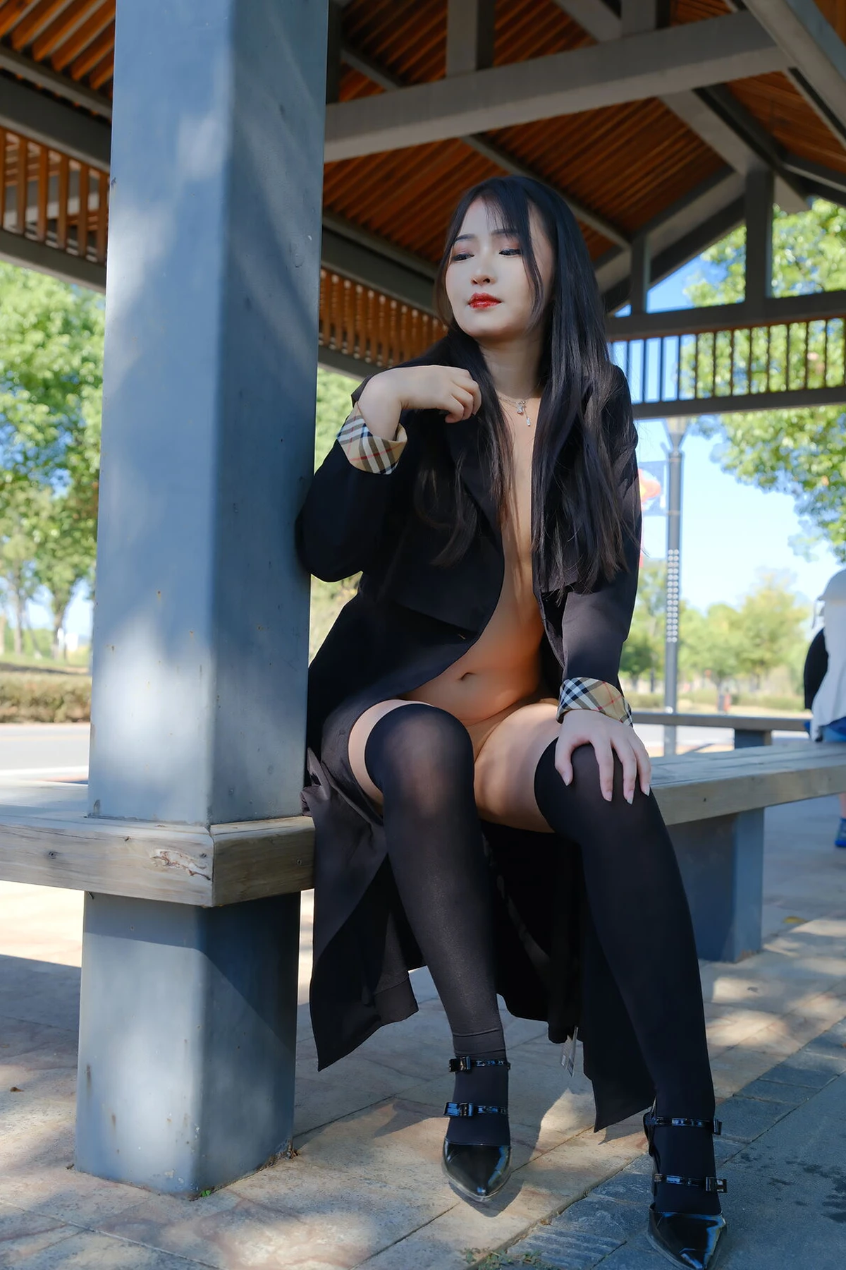 小泽 – 黑色丝袜女同事 户外露出 Set.02