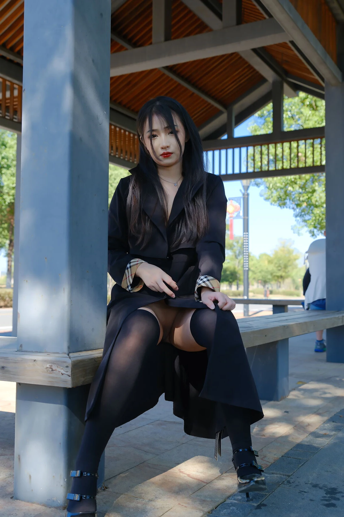 小泽 – 黑色丝袜女同事 户外露出 Set.02