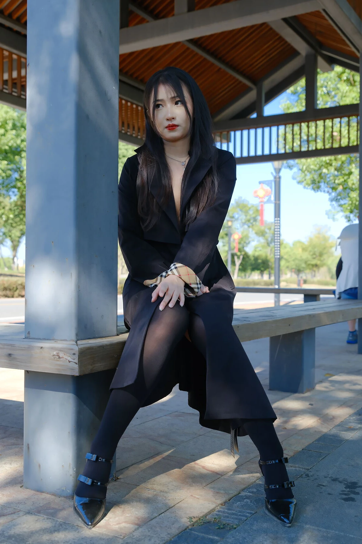 小泽 – 黑色丝袜女同事 户外露出 Set.02