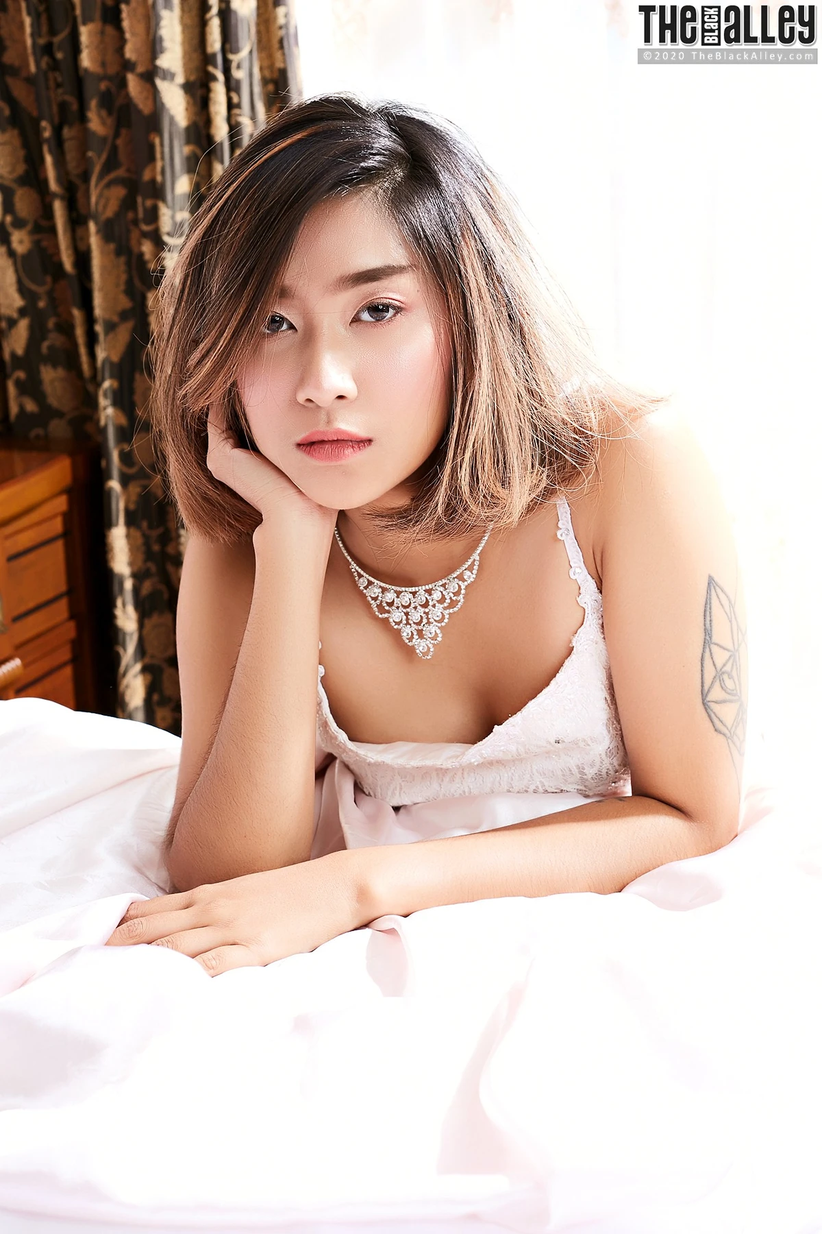 Apple – The Black Alley Photobook Set.98