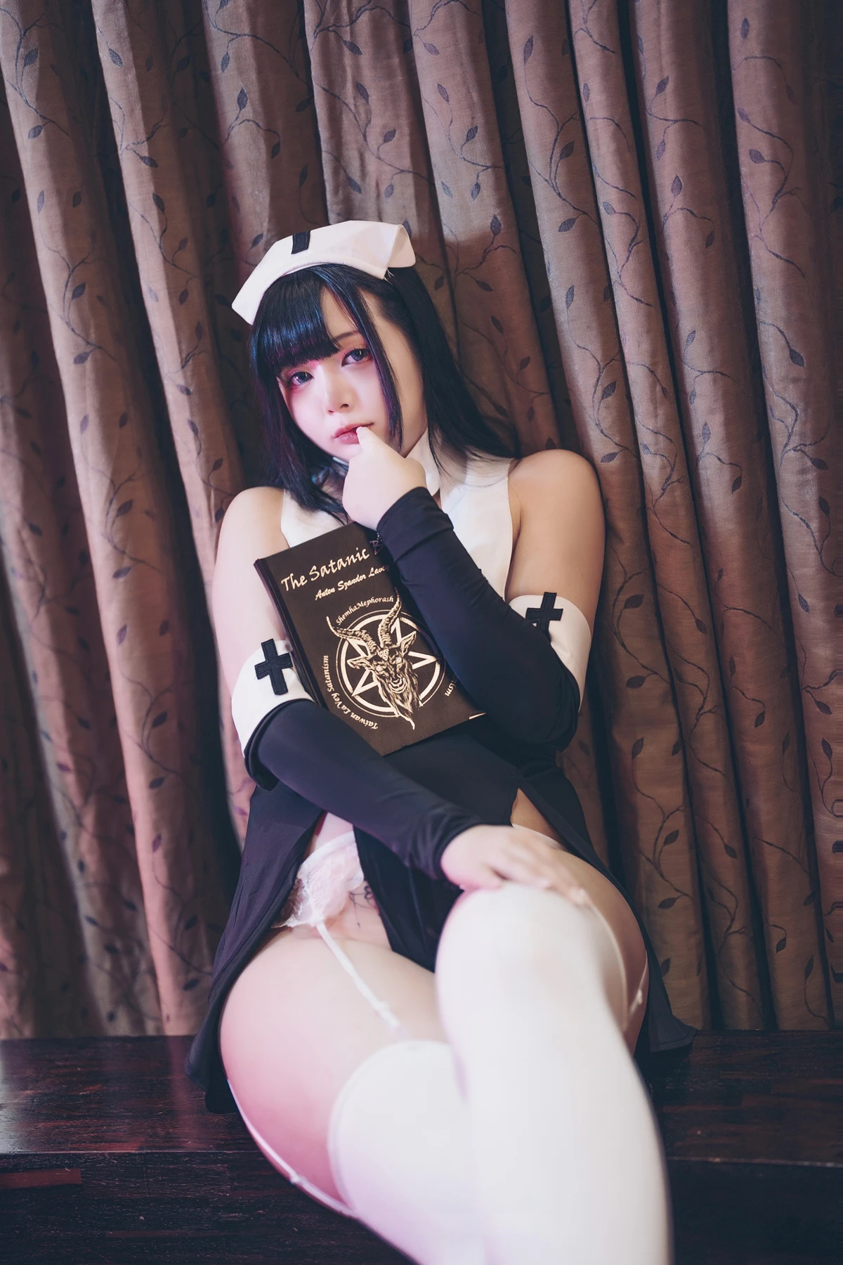 Cosplay 落落Raku – 修女与魔鬼
