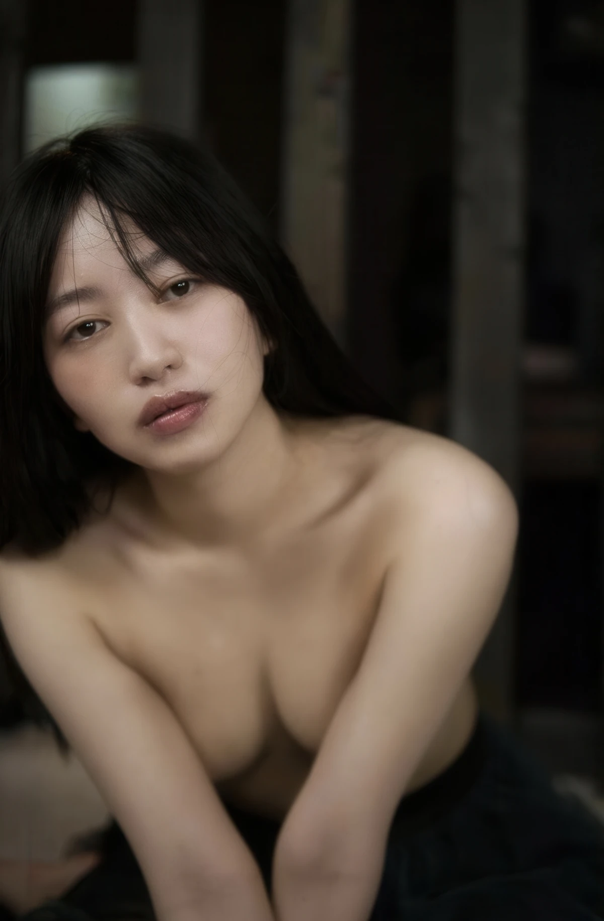Shizuka Saito 斉藤静, セミヌード写真集 密室 大きなお尻に理想のオディライン どこかえっちな雰囲気を纏ったセクシーな青春美女があなたを禁断の世界へ Set.03
