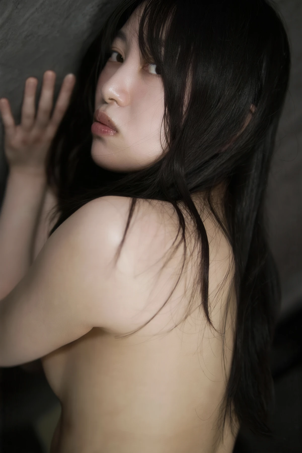 Shizuka Saito 斉藤静, セミヌード写真集 密室 大きなお尻に理想のオディライン どこかえっちな雰囲気を纏ったセクシーな青春美女があなたを禁断の世界へ Set.03