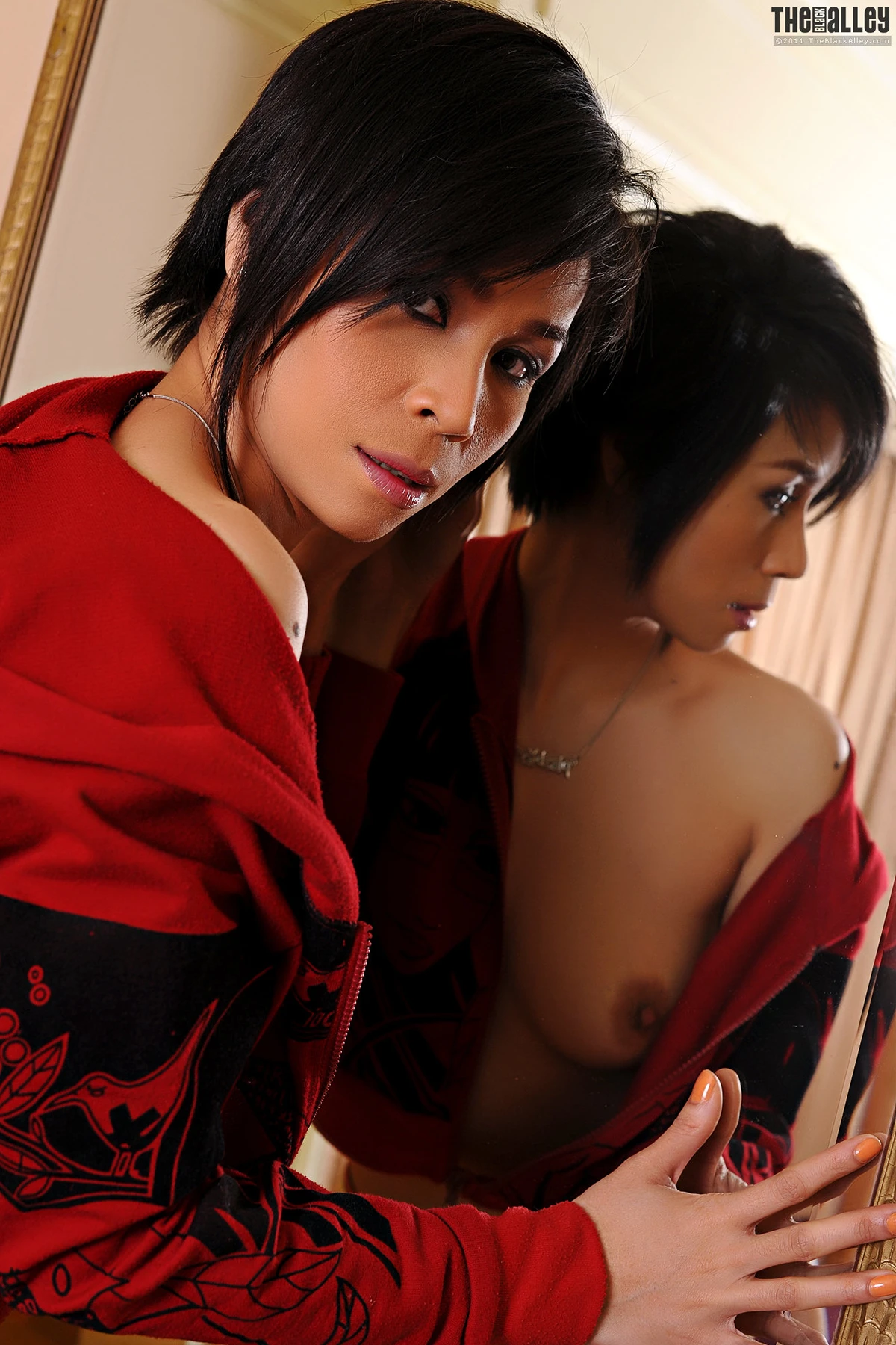 Julie Zhang – The Black Alley Photobook Set.02