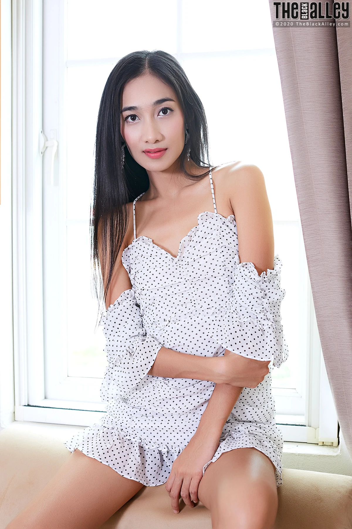 Milli – The Black Alley Photobook Set.01