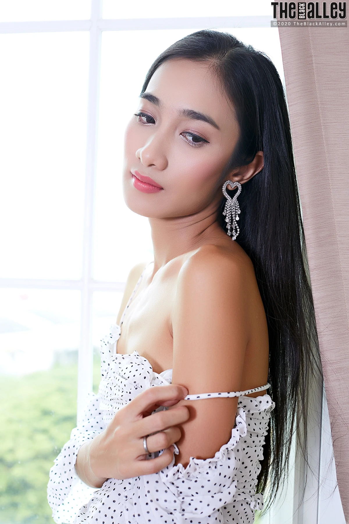Milli – The Black Alley Photobook Set.01