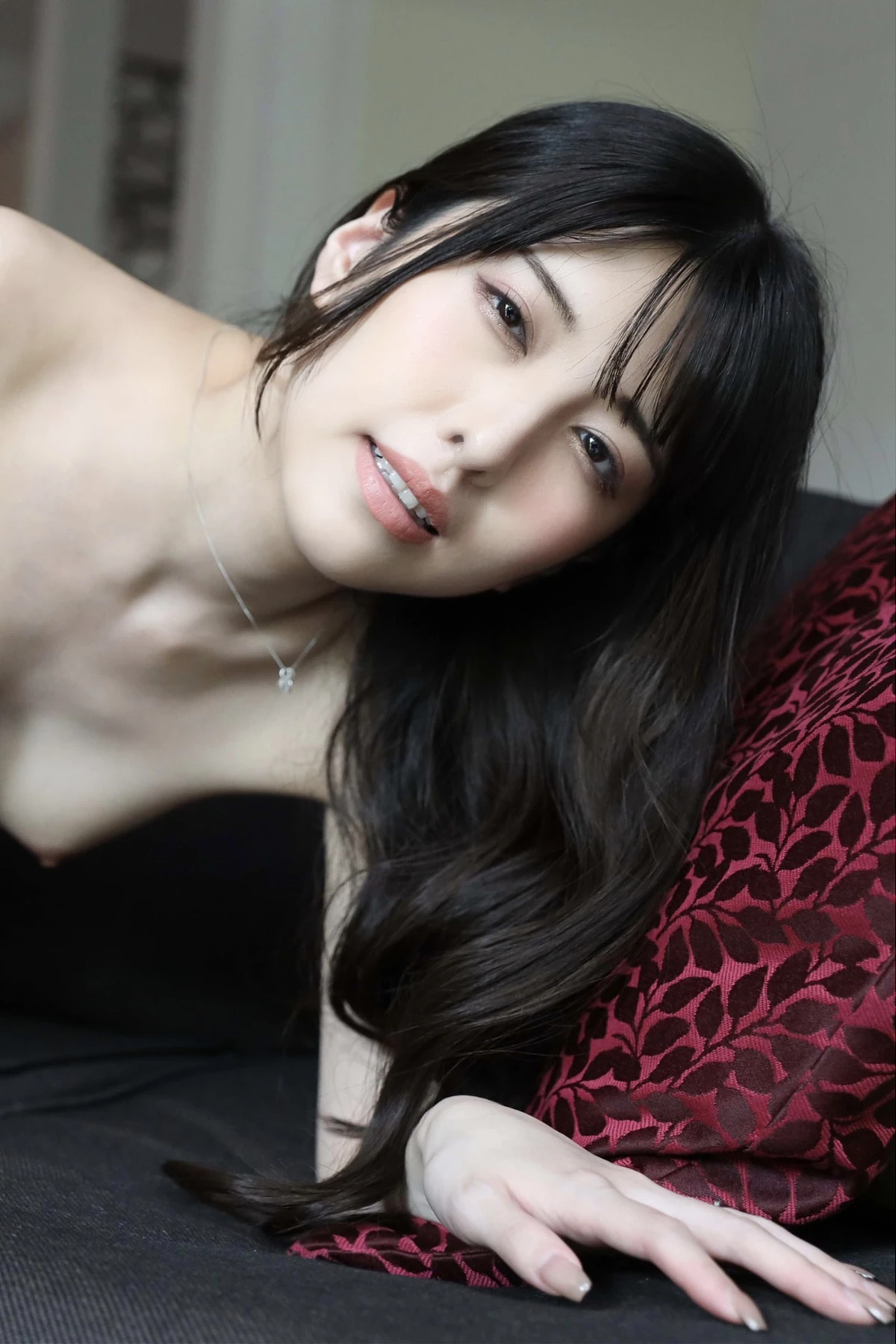 Mahiro まひろ, 写真集 「童顔でアイドルのような若奥様」